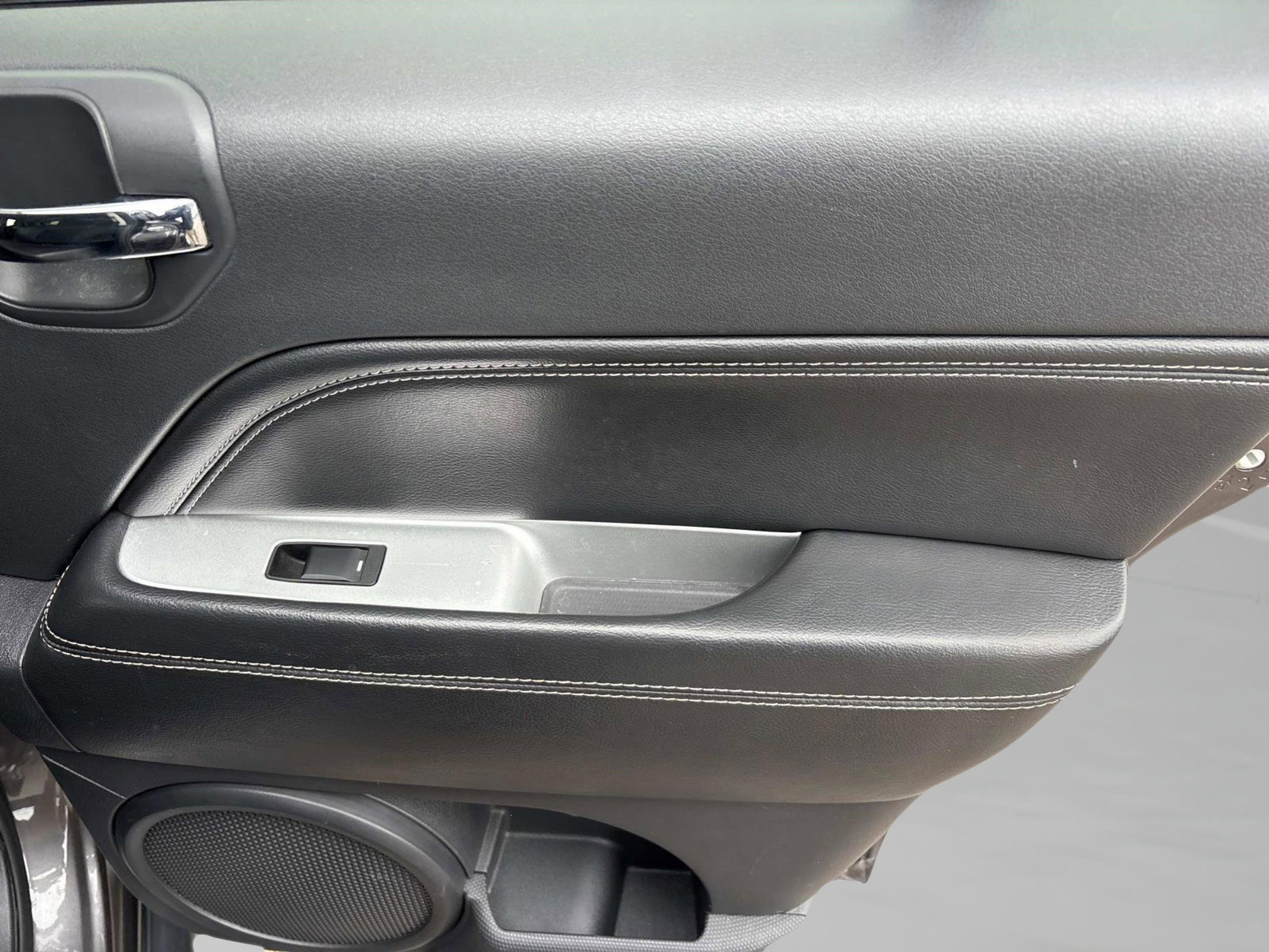 Used 2016 Jeep Compass Latitude image 19