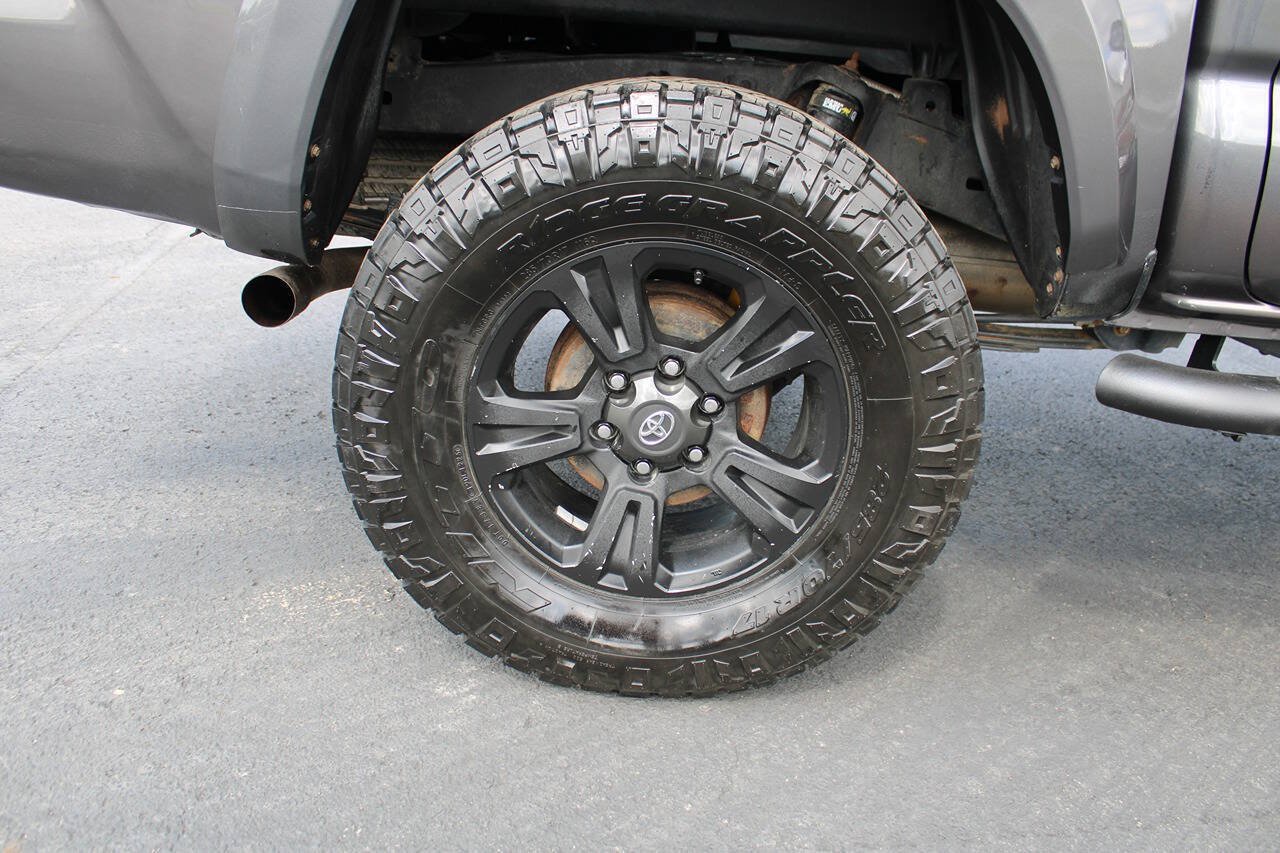 Used 2019 Toyota Tacoma TRD Sport AWD/4WD image 18