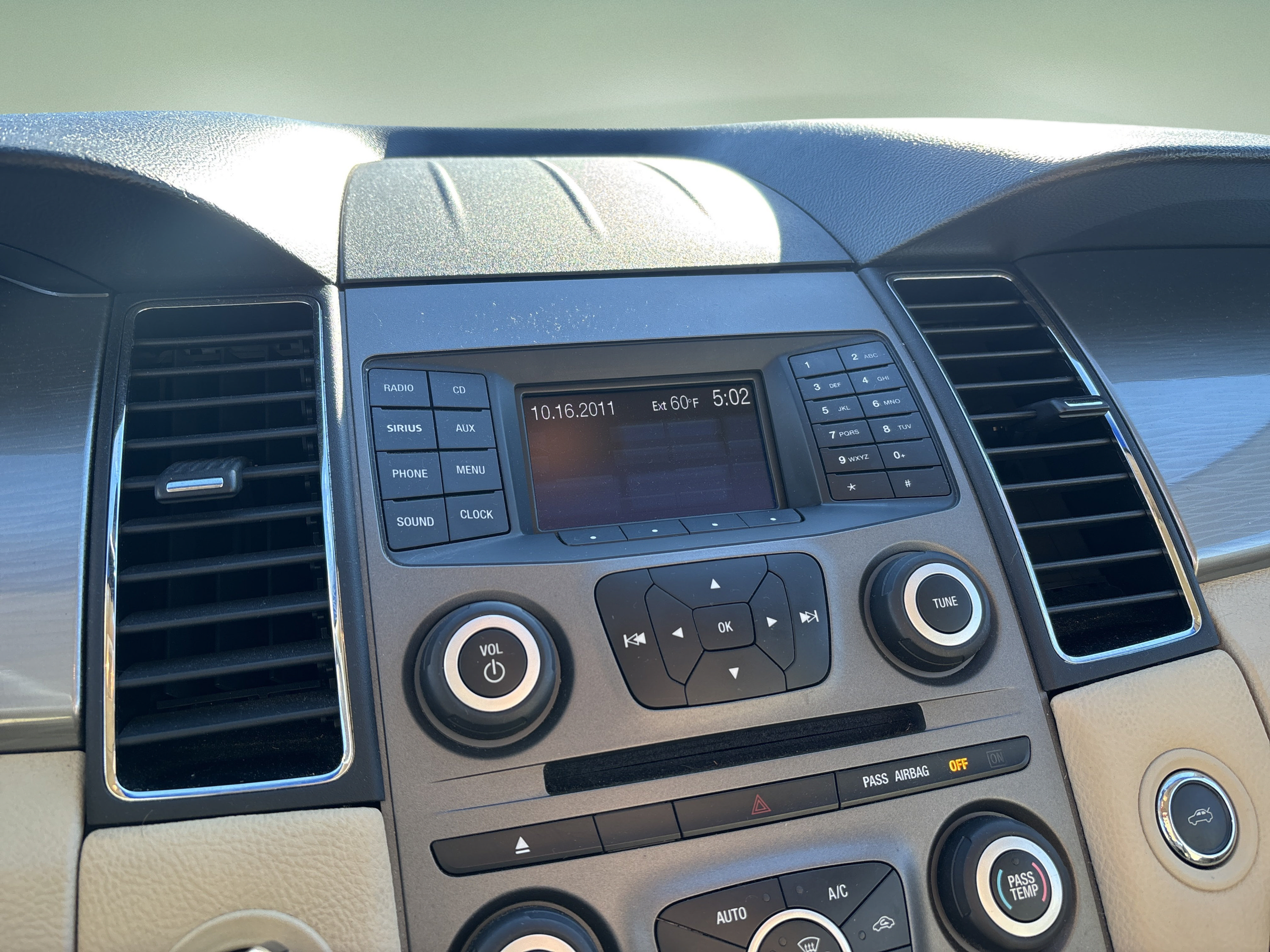 Used 2013 Ford Taurus SEL FWD image 14