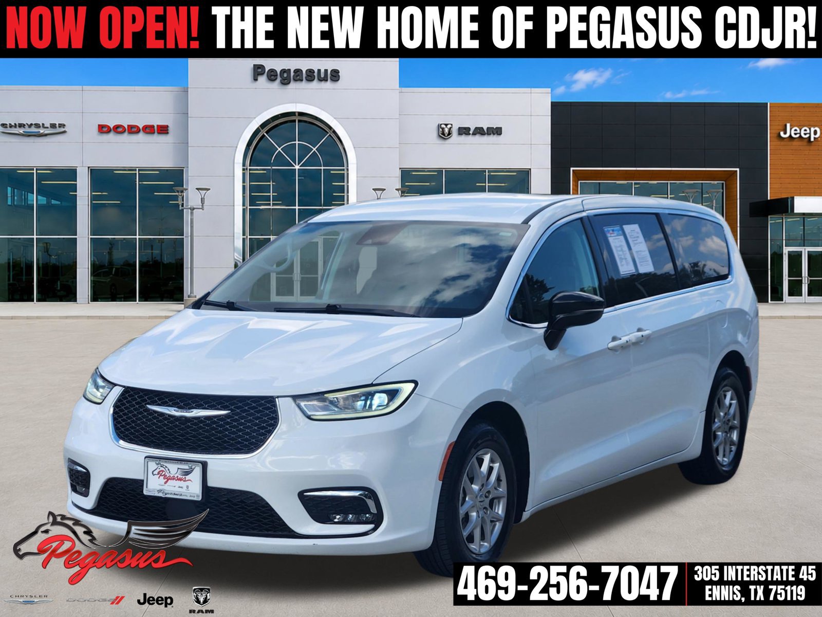 Used 2024 Chrysler Pacifica Touring-L FWD image 2