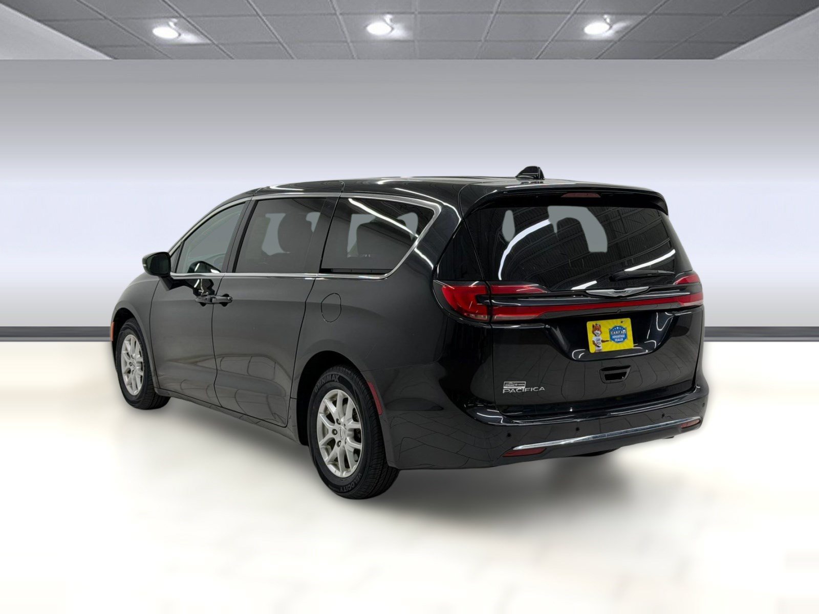 Used 2023 Chrysler Pacifica Touring-L FWD image 2