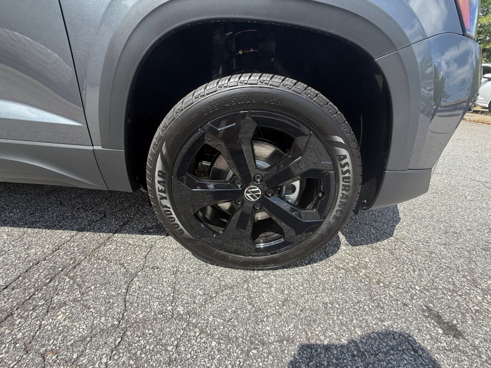 New 2025 Volkswagen Taos SEL image 25