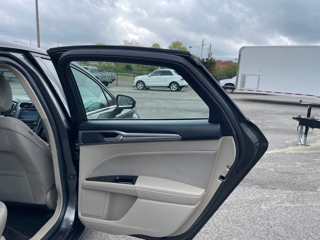 Used 2017 Ford Fusion SE w/ Fusion SE Technology Package image 18