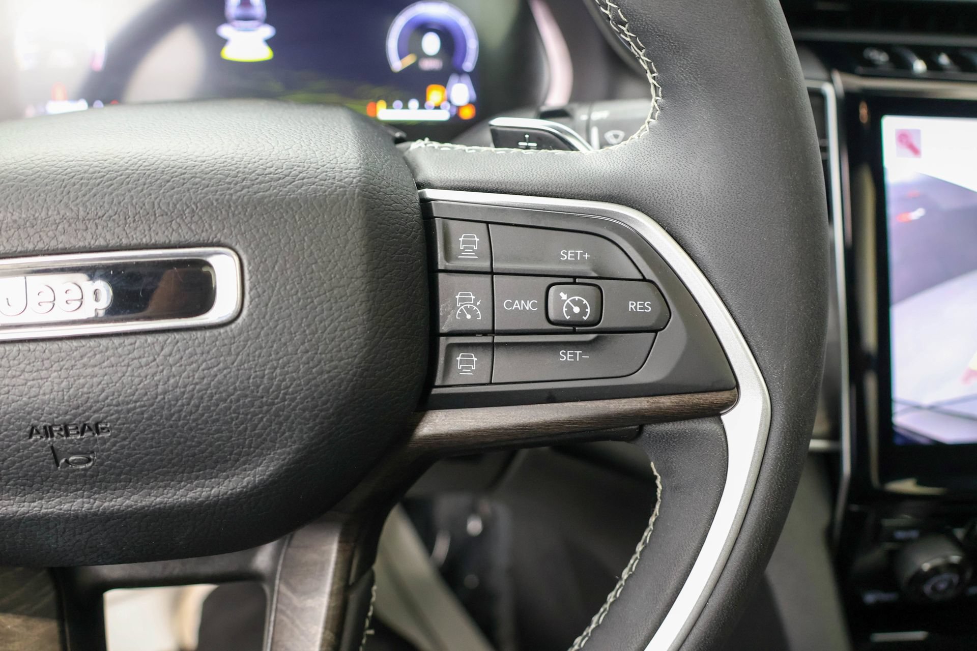 Used 2023 Jeep Grand Cherokee Limited AWD/4WD image 18