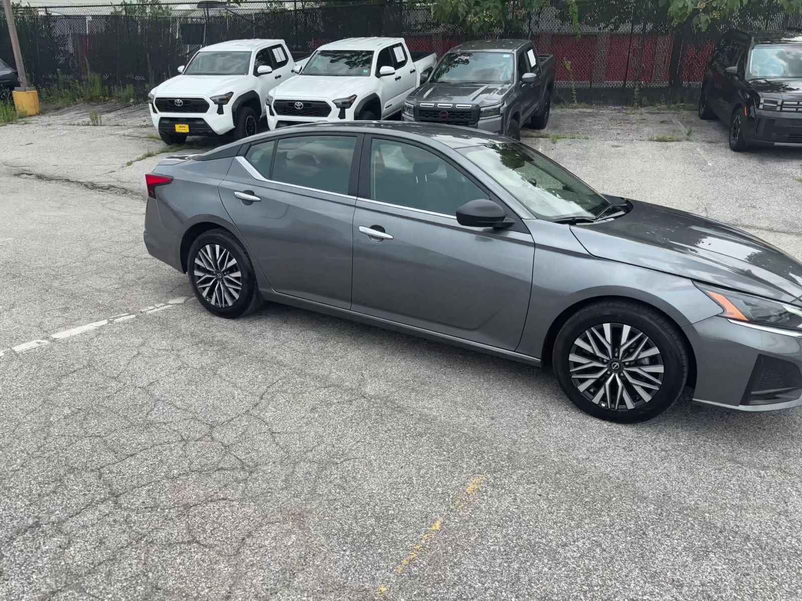 Used 2025 Nissan Altima 2.5 SV FWD image 2