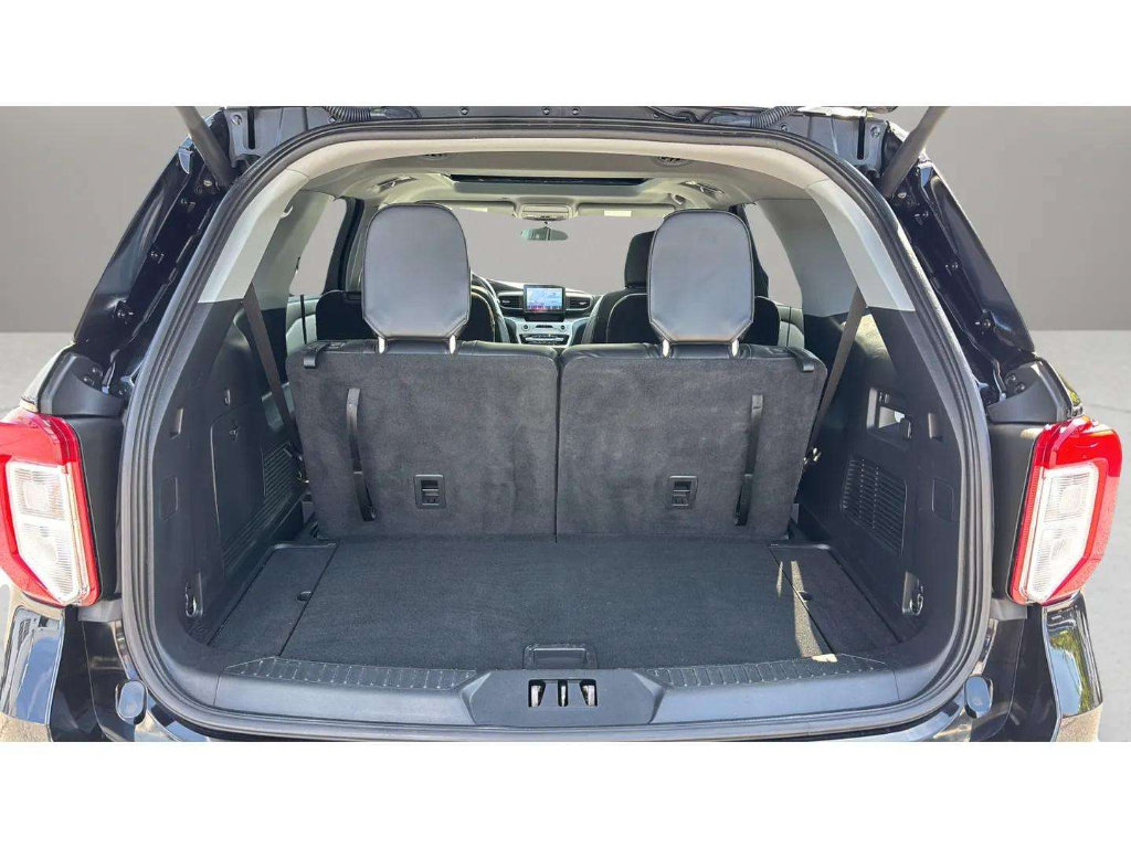 Used 2023 Ford Explorer XLT w/ Equipment Group 202A AWD/4WD image 9