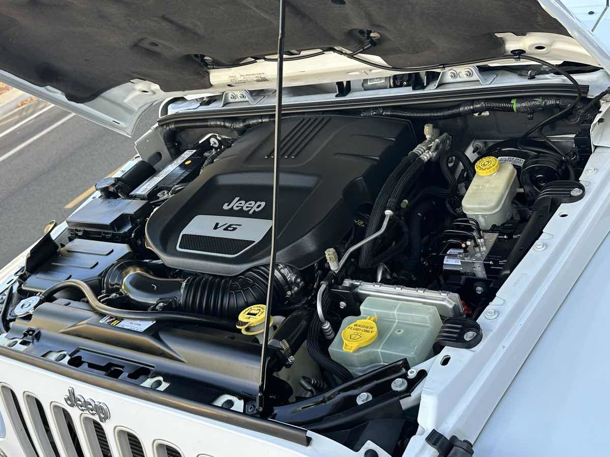 Used 2016 Jeep Wrangler Unlimited Sahara w/ Connectivity Group image 65