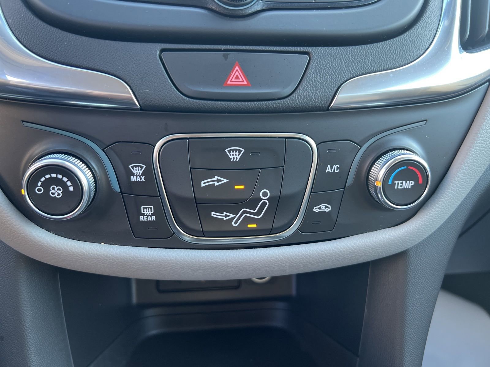 Used 2021 Chevrolet Equinox LT FWD image 19