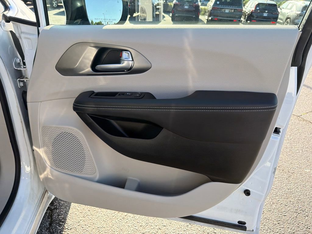 Used 2024 Chrysler Pacifica Touring-L FWD image 14