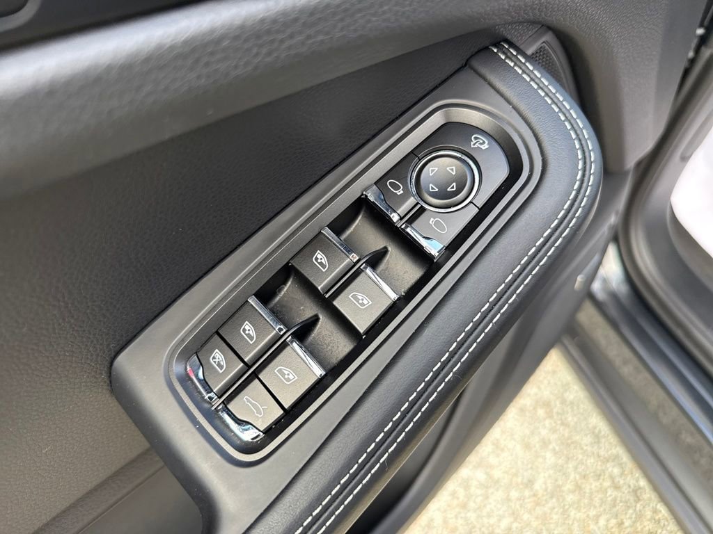 Used 2025 Porsche Macan Base image 11