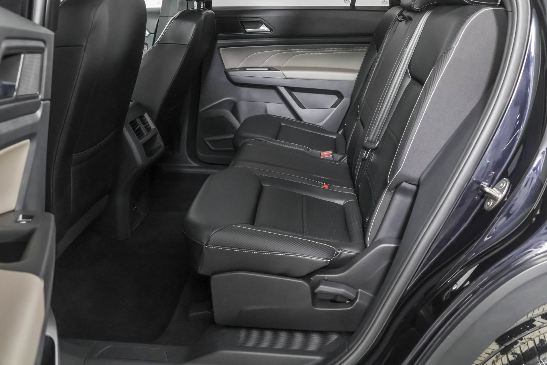 Used 2023 Volkswagen Atlas Cross Sport SE w/ Black Wheel Package AWD/4WD image 35