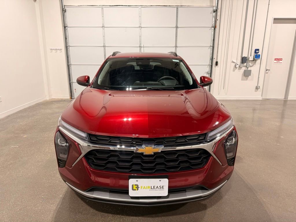 Used 2025 Chevrolet Trax LT FWD image 2