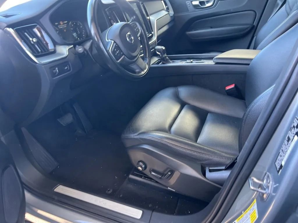 Used 2018 Volvo XC60 T5 Momentum w/ Advanced Package image 34