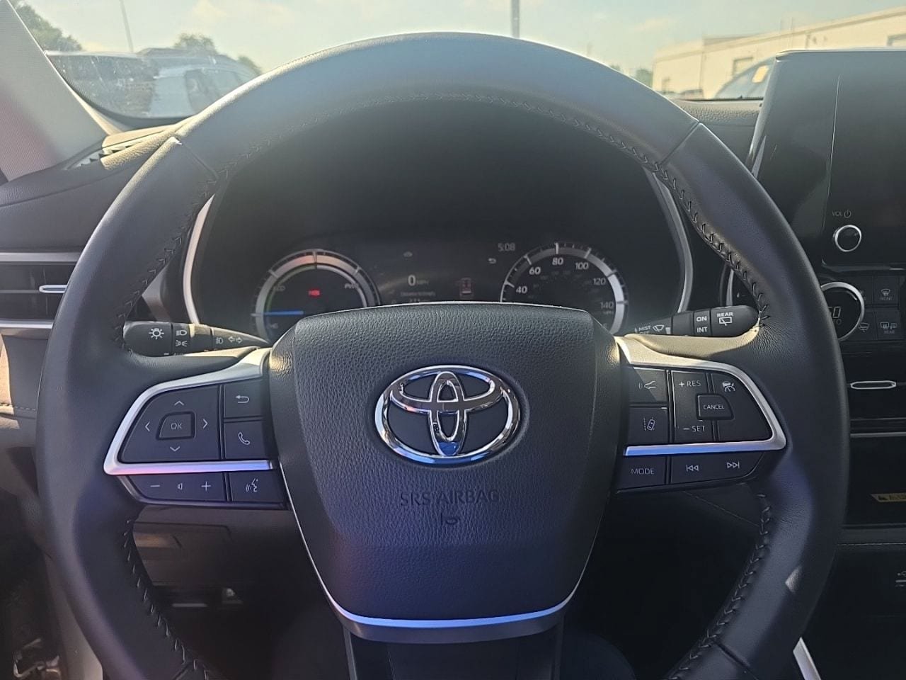Used 2023 Toyota Highlander XLE AWD/4WD image 12