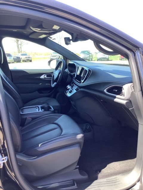 Certified 2023 Chrysler Pacifica Touring-L w/ S Appearance Package AWD/4WD image 16