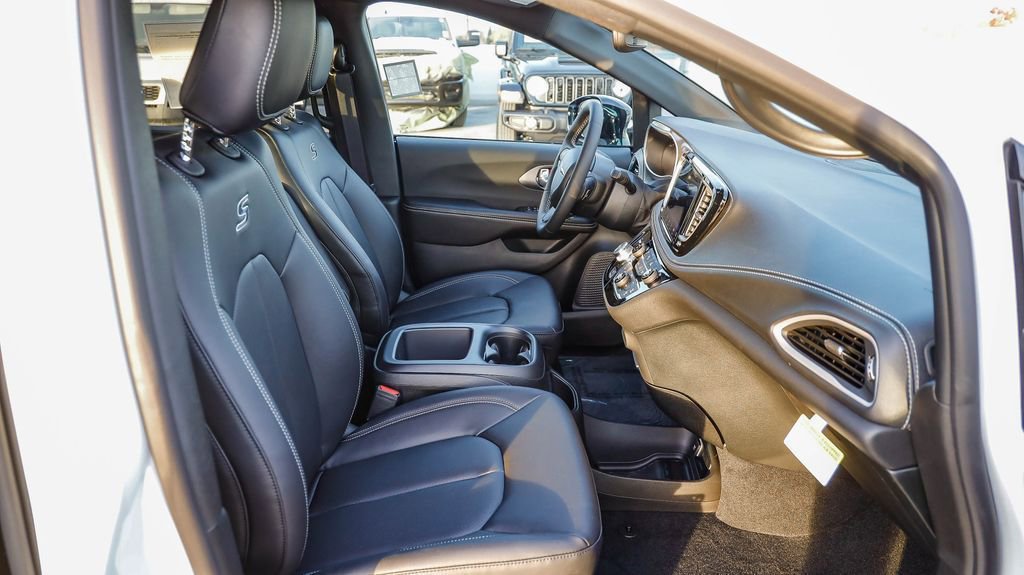 New 2026 Chrysler Pacifica Select w/ S Appearance Package image 17