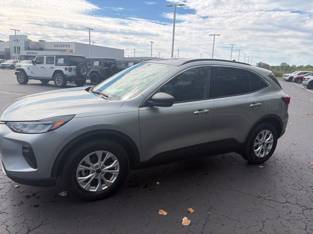 Used 2023 Ford Escape Active w/ Tech Pack #1 AWD/4WD image 2