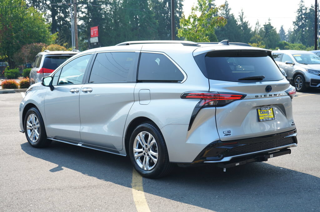 Used 2023 Toyota Sienna XSE AWD/4WD image 8