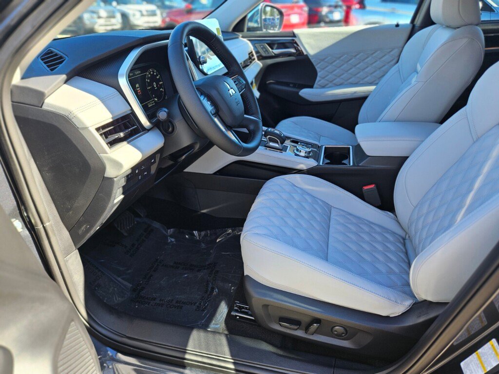 New 2025 Mitsubishi Outlander SEL image 18