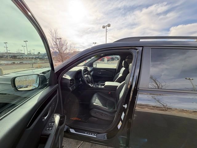 Used 2025 Honda Pilot TrailSport image 13