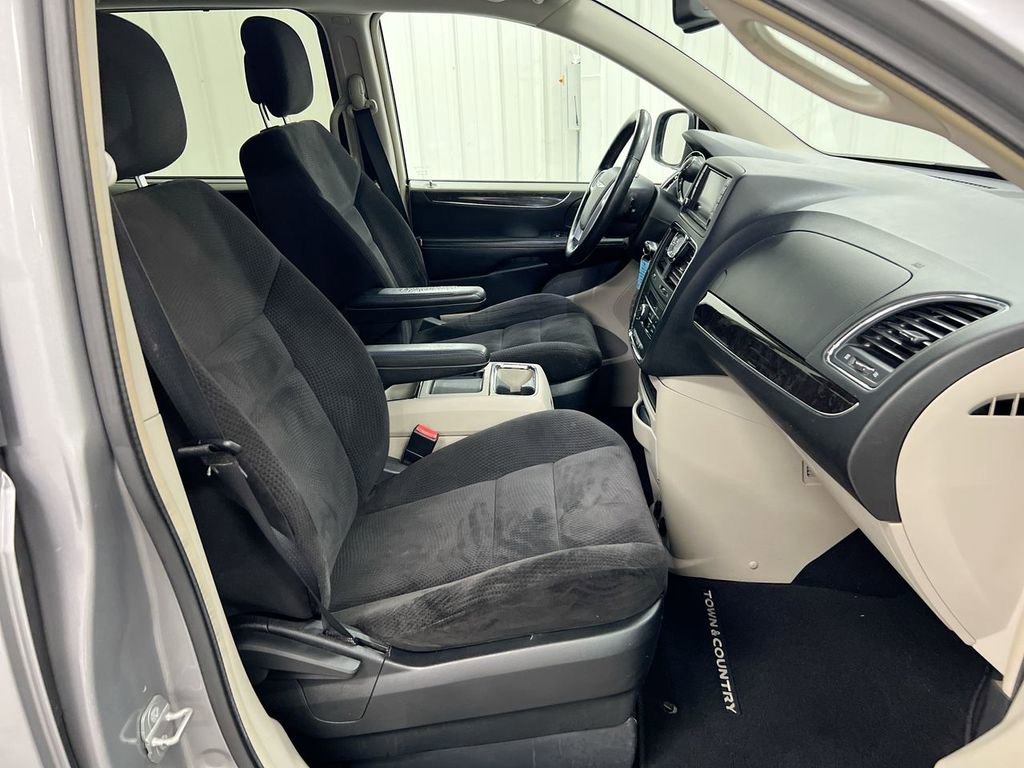 Used 2014 Chrysler Town & Country Touring FWD image 16