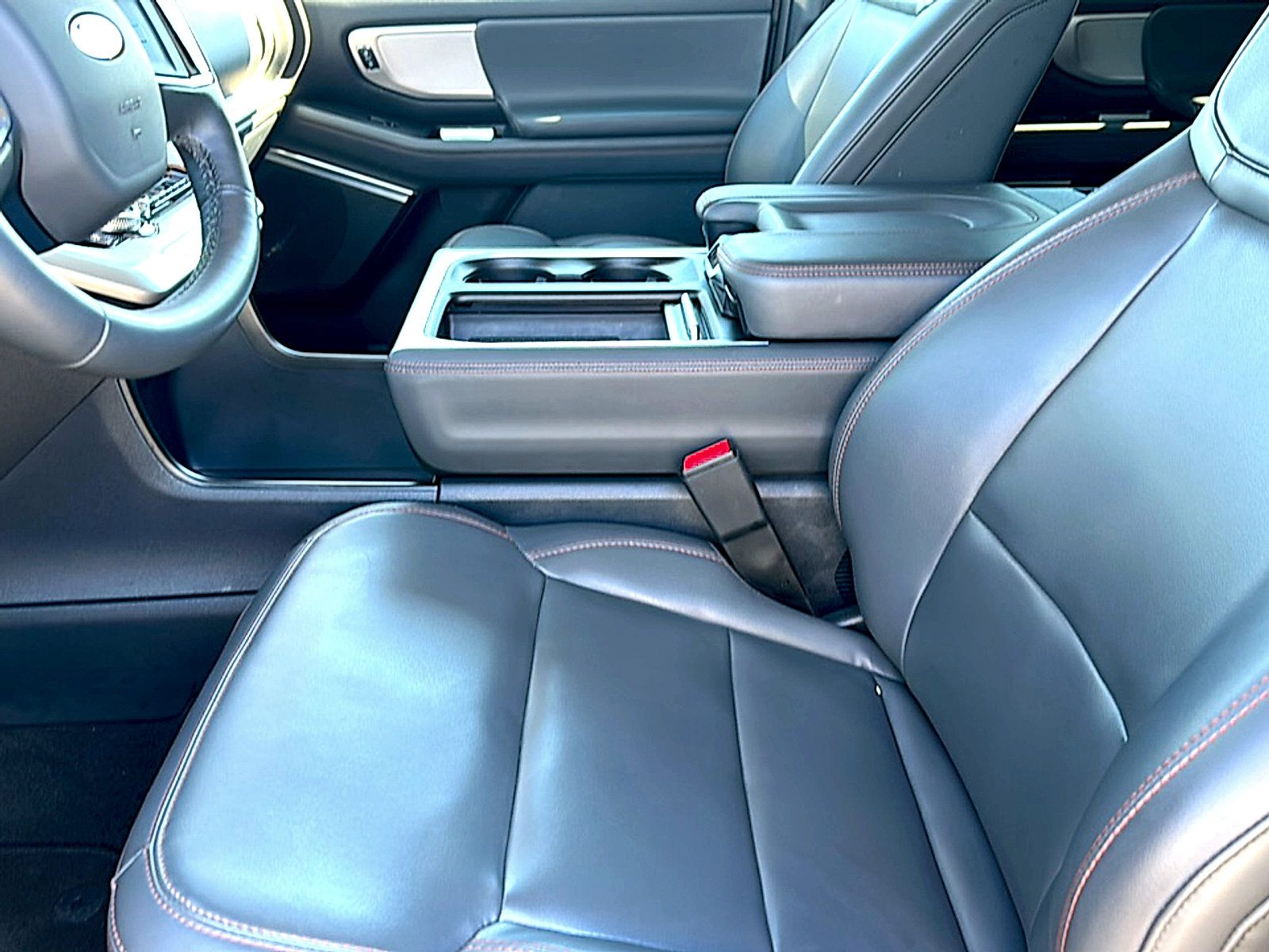 Used 2025 Ford Expedition Active AWD/4WD image 13