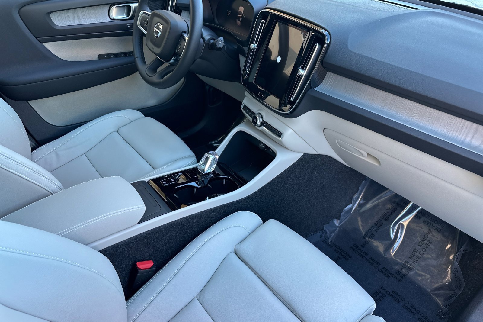 New 2026 Volvo XC40 B5 Plus w/ Protection Package Premier image 18