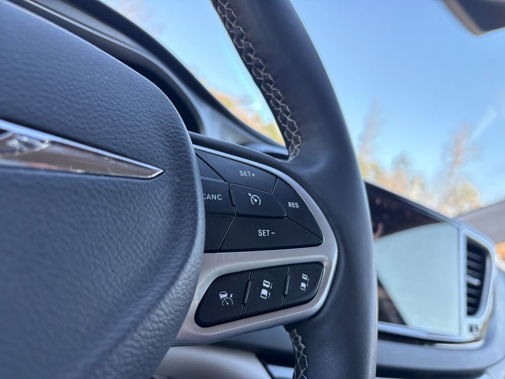 Used 2024 Chrysler Pacifica Touring-L image 18