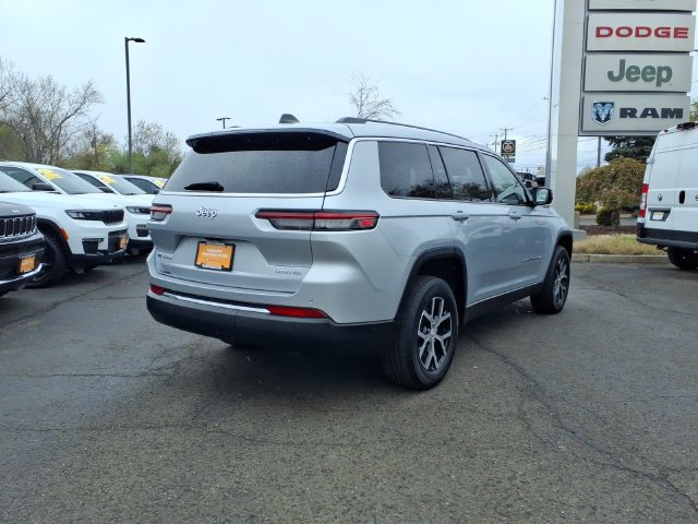 Used 2023 Jeep Grand Cherokee L Limited AWD/4WD image 3