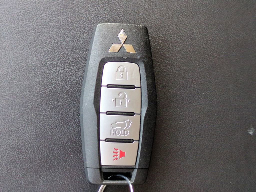 Used 2024 Mitsubishi Outlander SE image 32