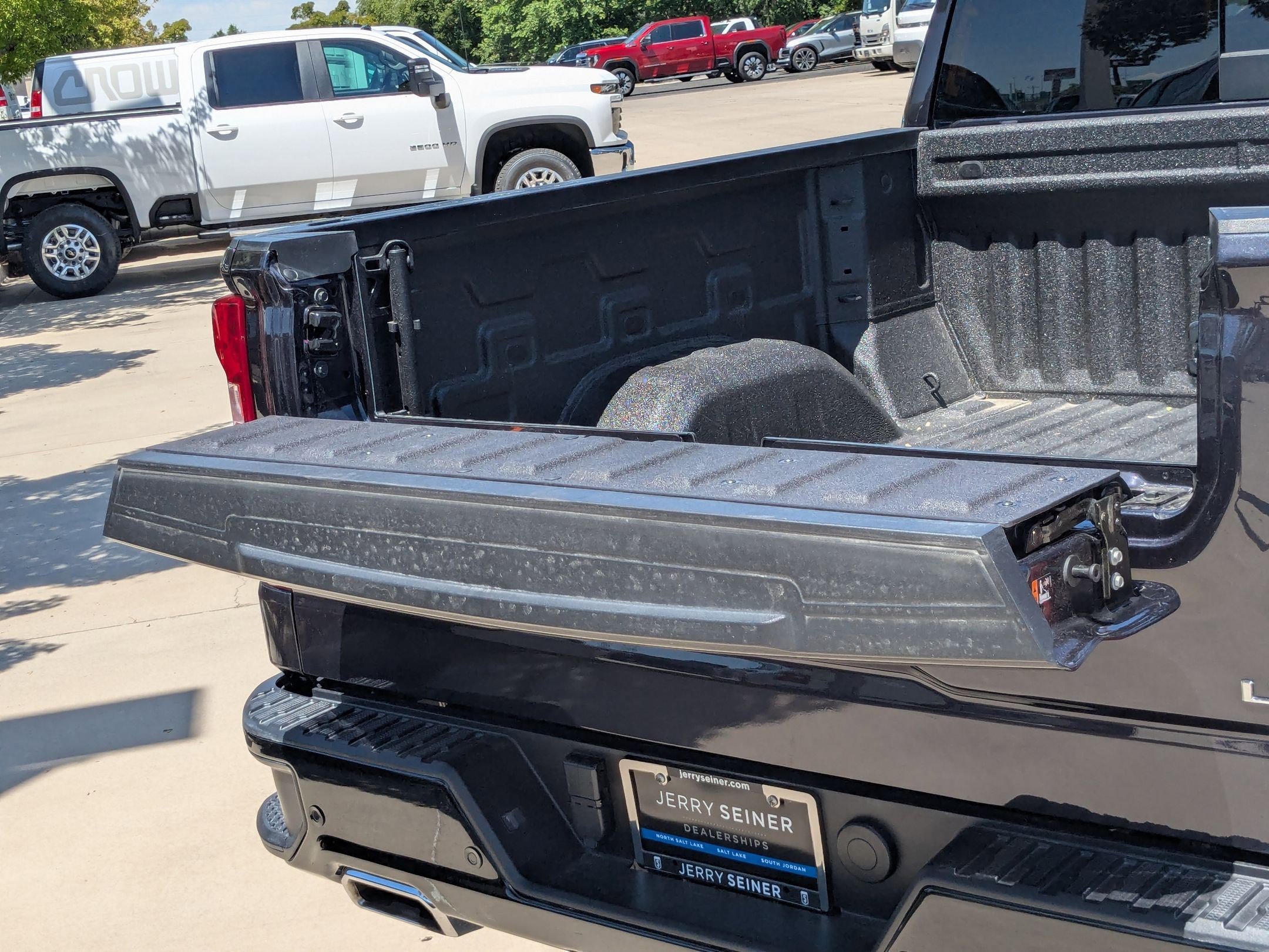 Used 2024 Chevrolet Silverado 1500 LT Trail Boss w/ LT Trail Boss Premium Package AWD/4WD image 29
