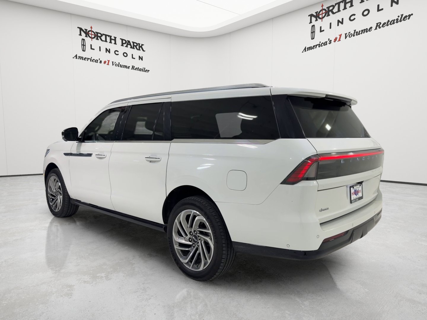 Used 2025 Lincoln Navigator L Reserve AWD/4WD image 3