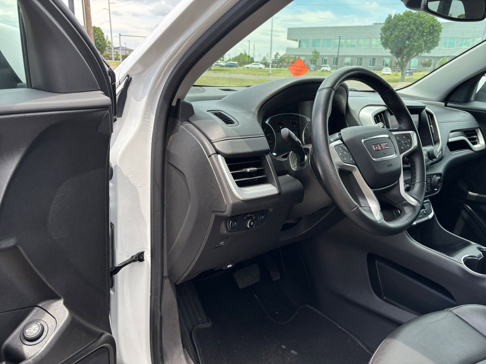 Used 2024 GMC Terrain SLT AWD/4WD image 36