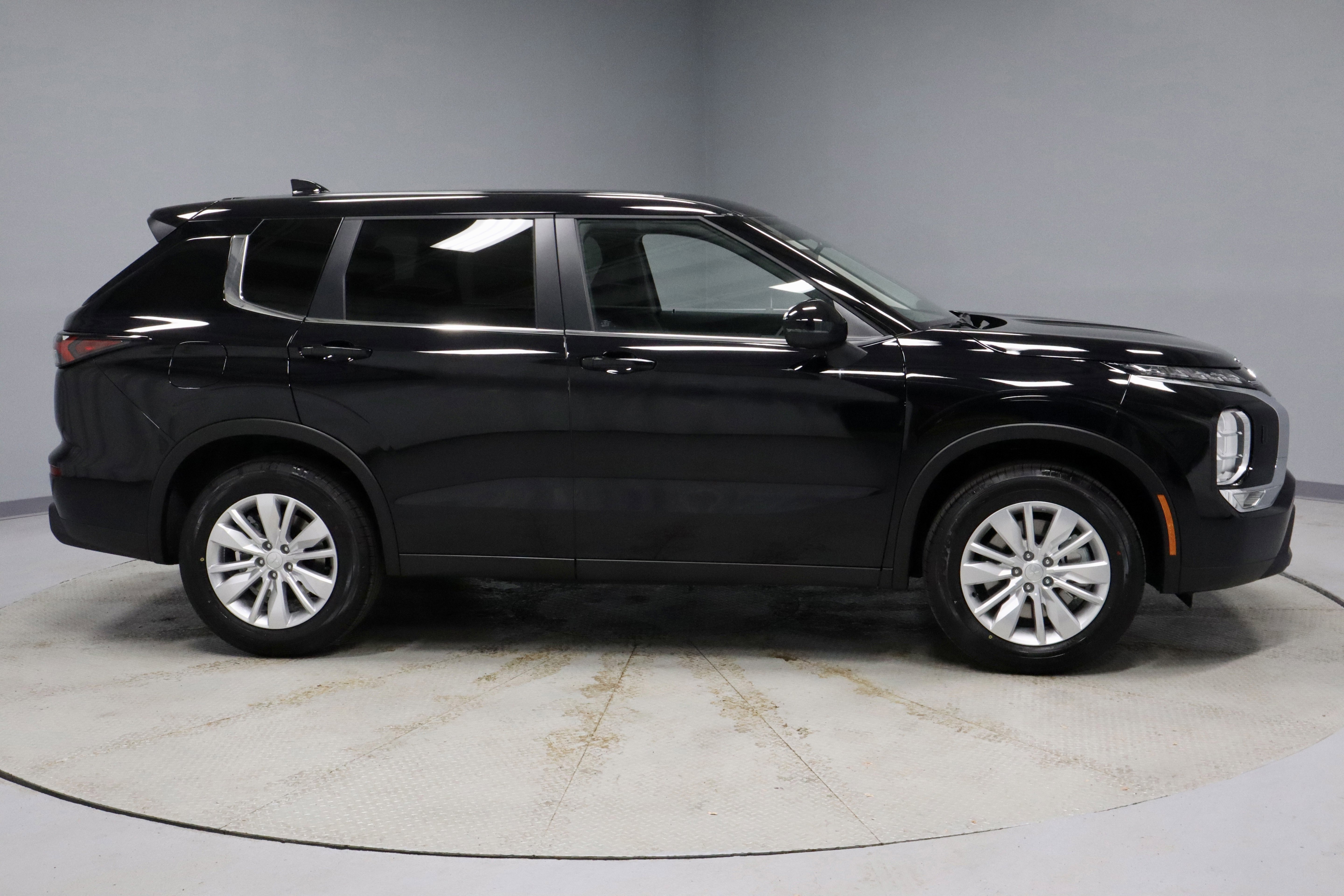 New 2026 Mitsubishi Outlander ES image 9