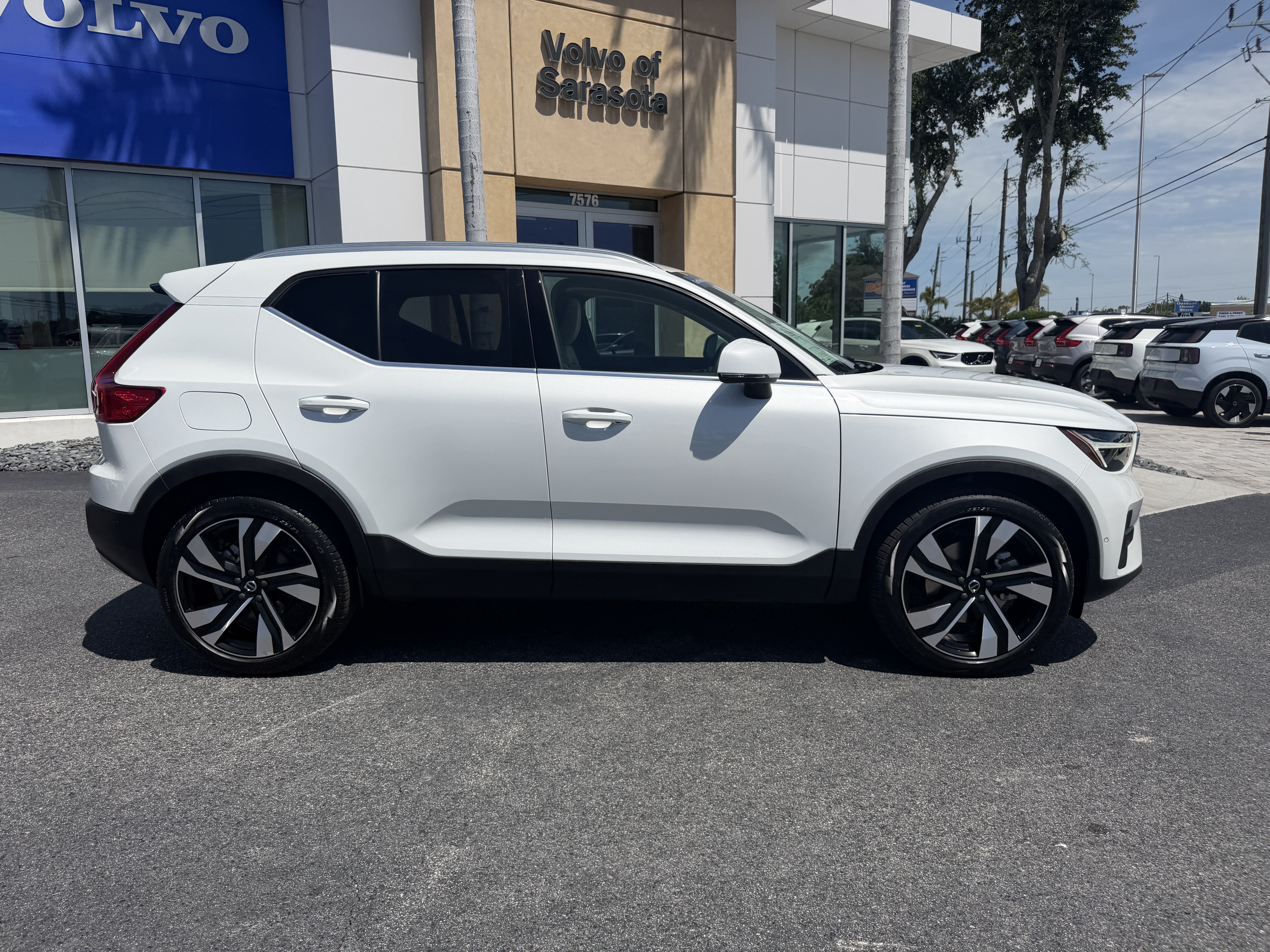 Certified 2023 Volvo XC40 B5 Ultimate w/ Protection Package Premier AWD/4WD image 2