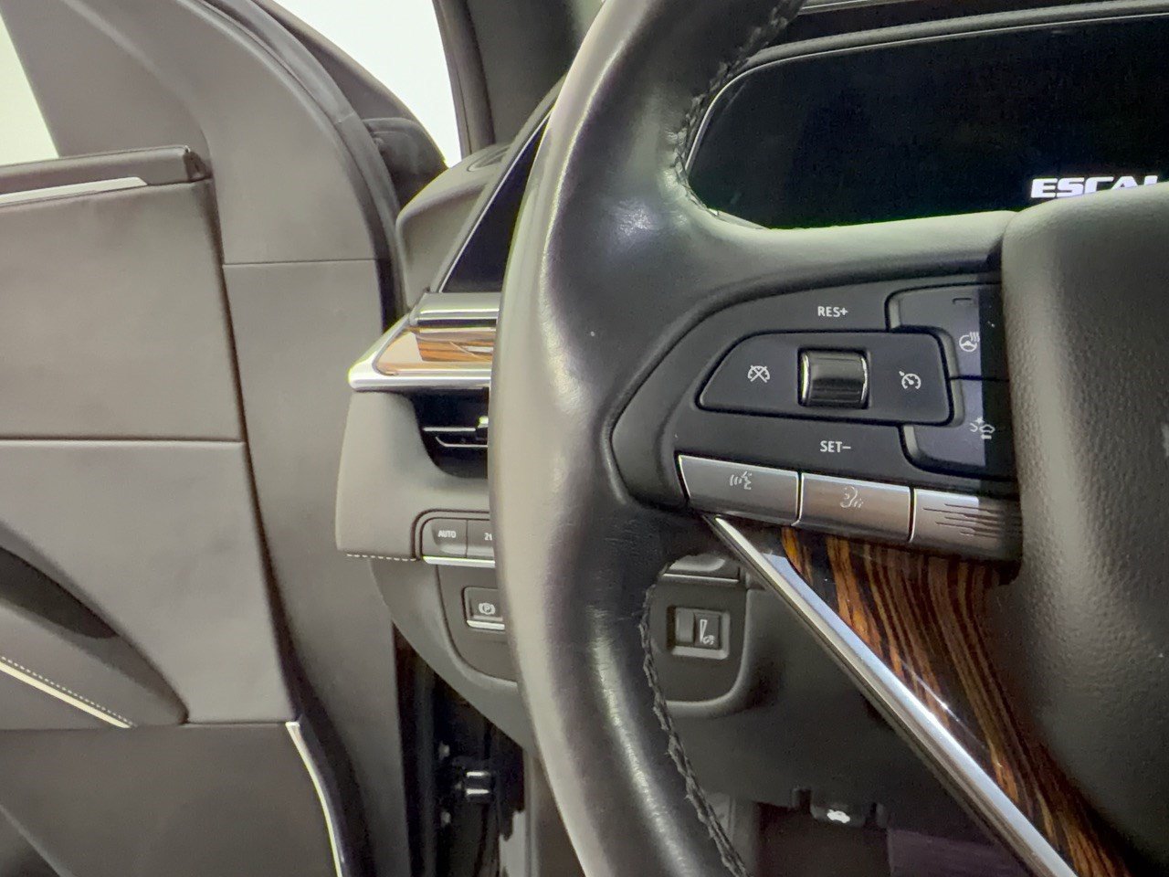 Used 2022 Cadillac Escalade Luxury AWD/4WD image 18