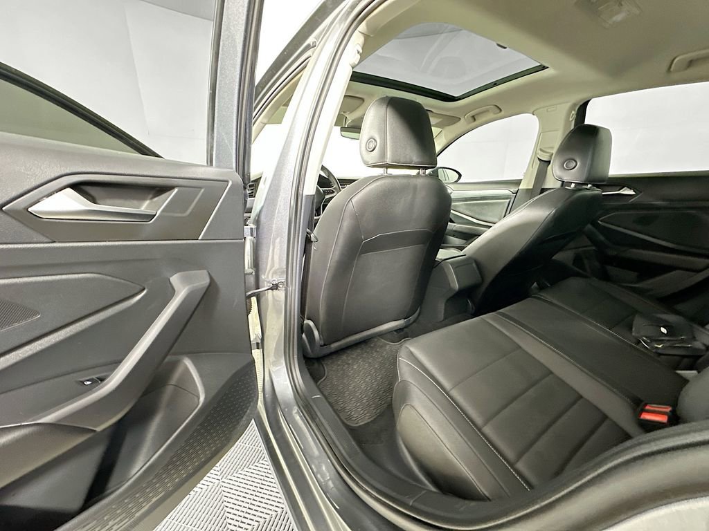 Used 2022 Volkswagen Jetta SE w/ Panoramic Sunroof Package FWD image 17