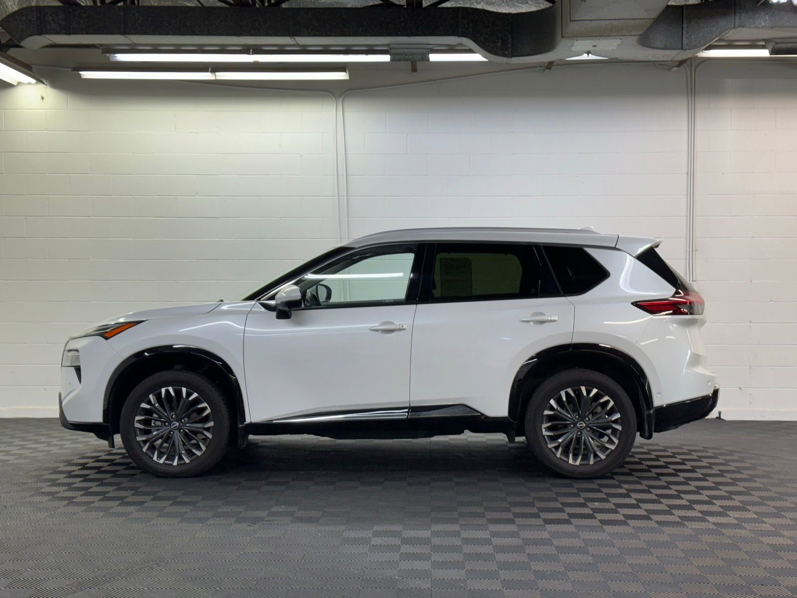 Used 2024 Nissan Rogue Platinum w/ Platinum Premium Package image 3