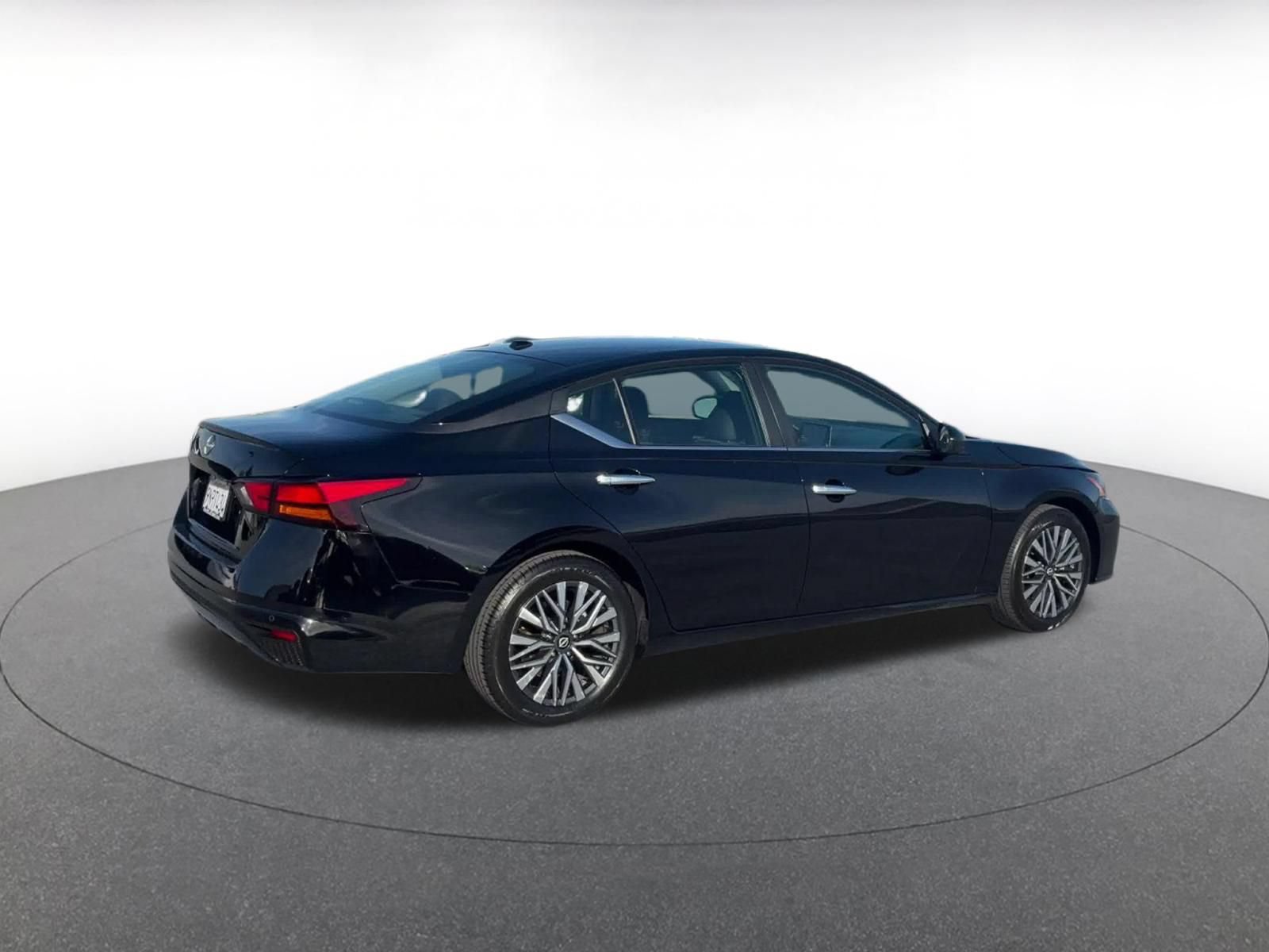 Used 2025 Nissan Altima 2.5 SV FWD image 14