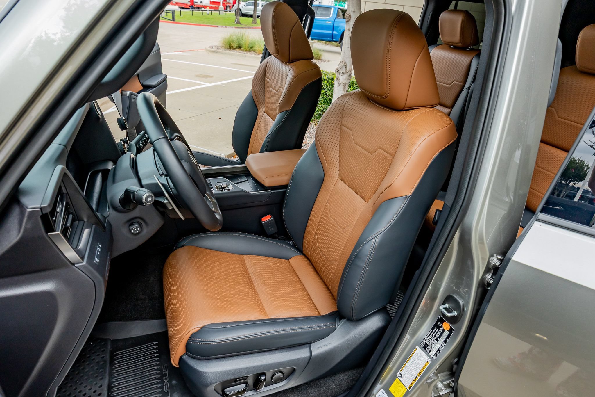 Used 2025 Lexus GX 550 w/ Accessory Package (2T) AWD/4WD image 29