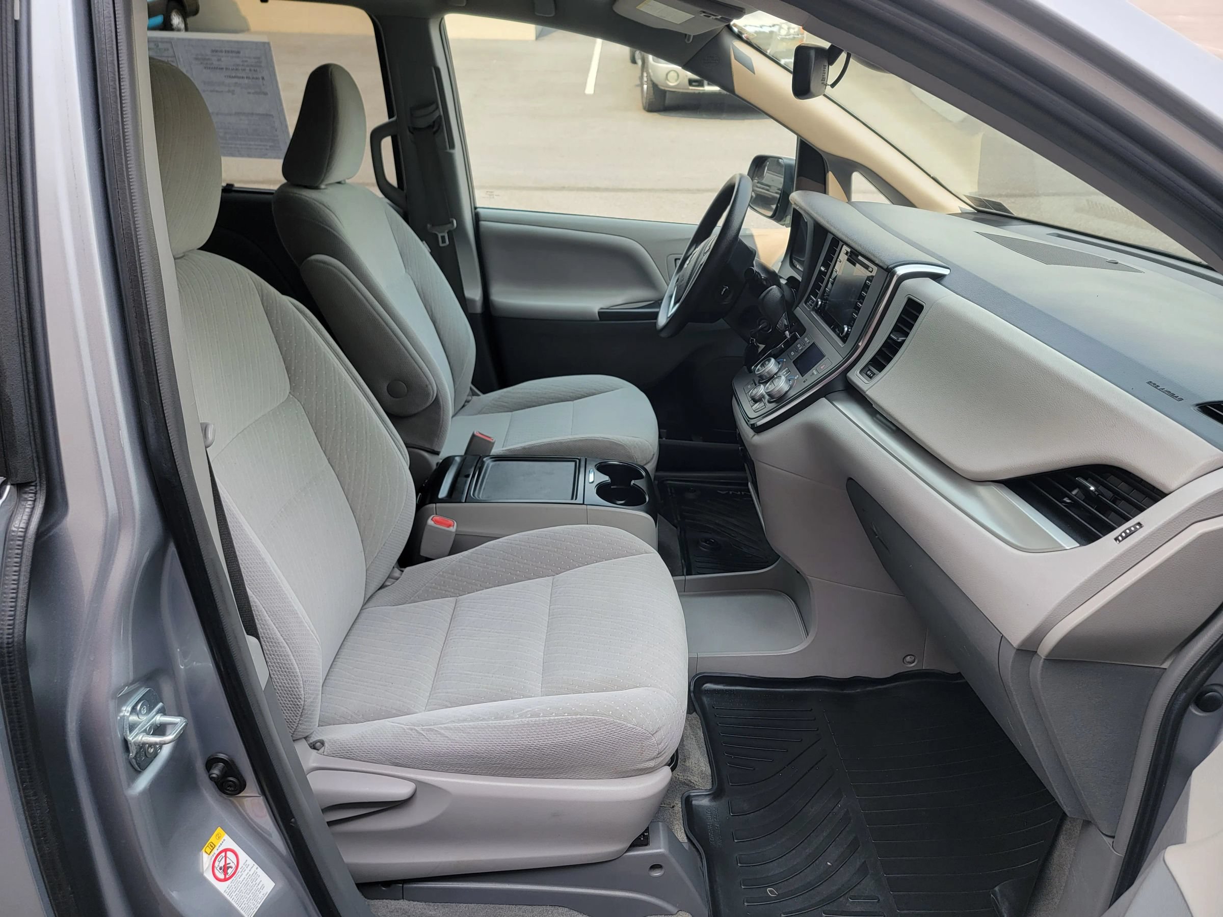 Used 2018 Toyota Sienna LE w/ Carpet Mat Package FWD image 16