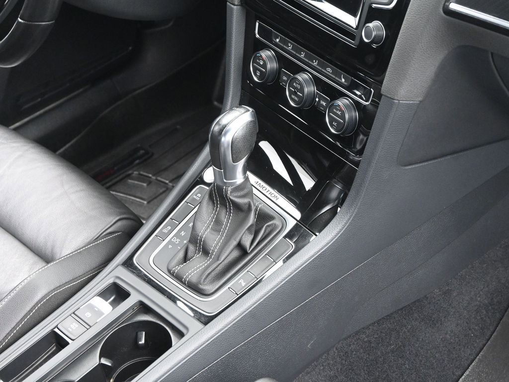 Used 2015 Volkswagen Golf R 4-Door image 32