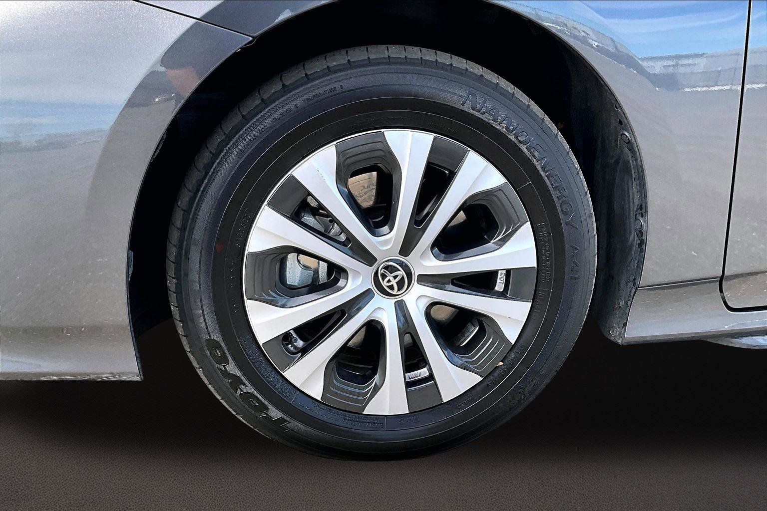 Used 2022 Toyota Prius Prime XLE image 9