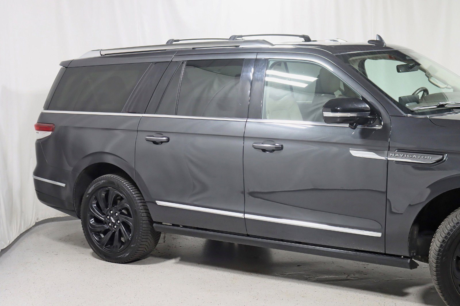 Used 2022 Lincoln Navigator L Reserve image 3
