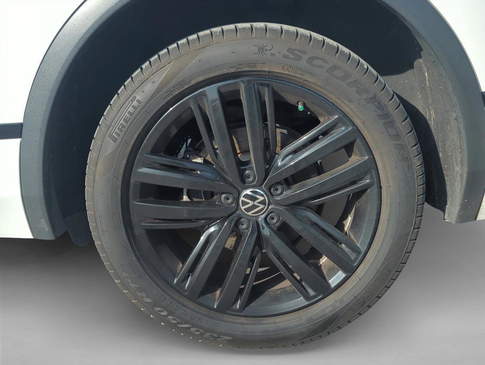 Used 2022 Volkswagen Tiguan SE R-Line FWD image 6