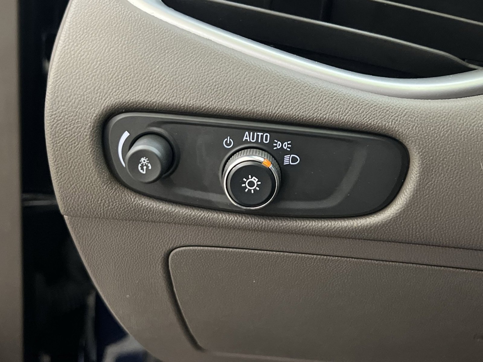 Used 2022 Chevrolet Malibu LT FWD image 37