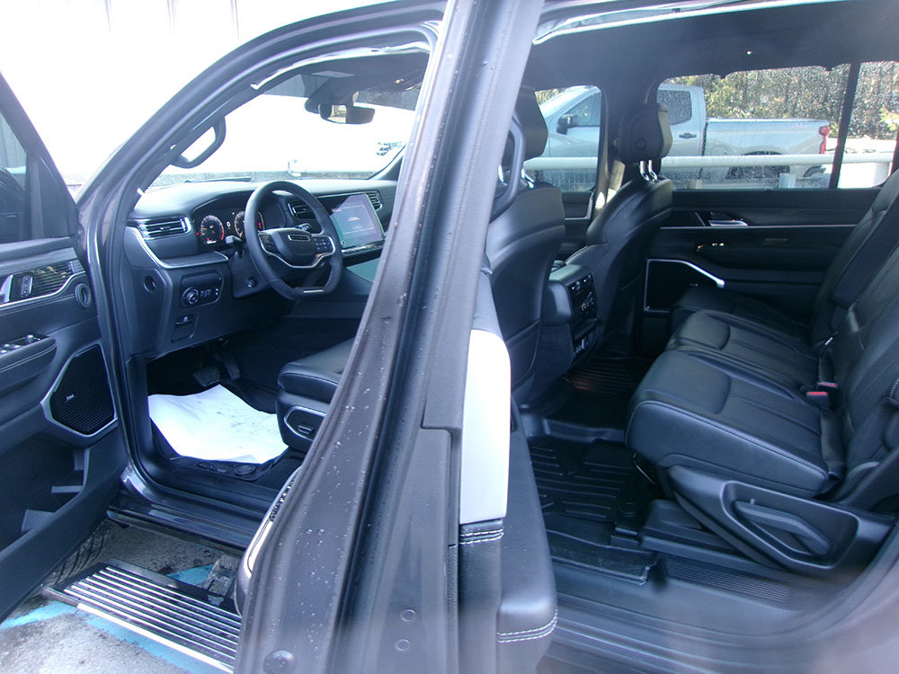 Used 2023 Jeep Wagoneer Series III w/ Premium Group I AWD/4WD image 15