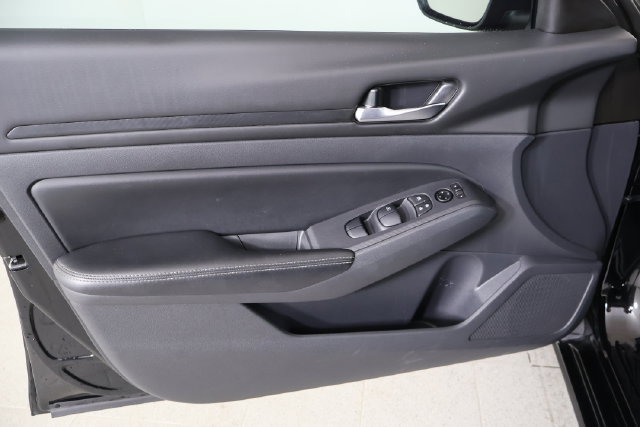 Used 2025 Nissan Altima 2.5 SV FWD image 17