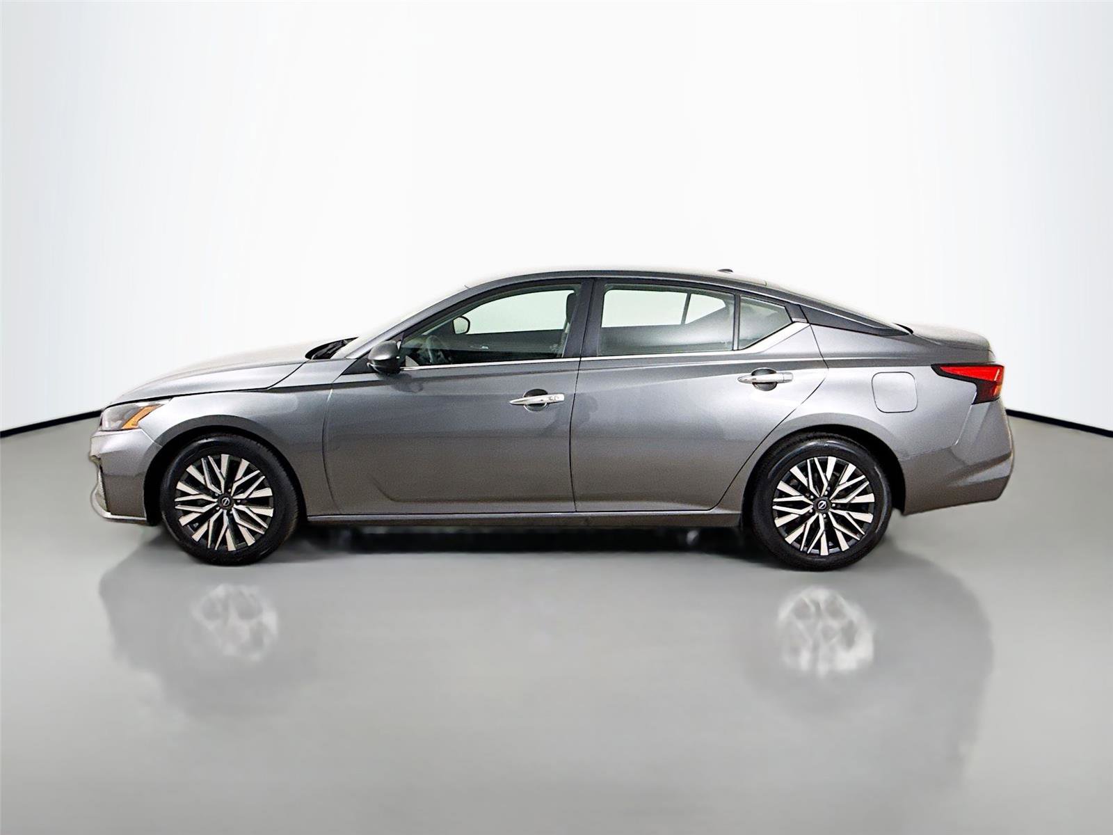 Used 2025 Nissan Altima 2.5 SV FWD image 8