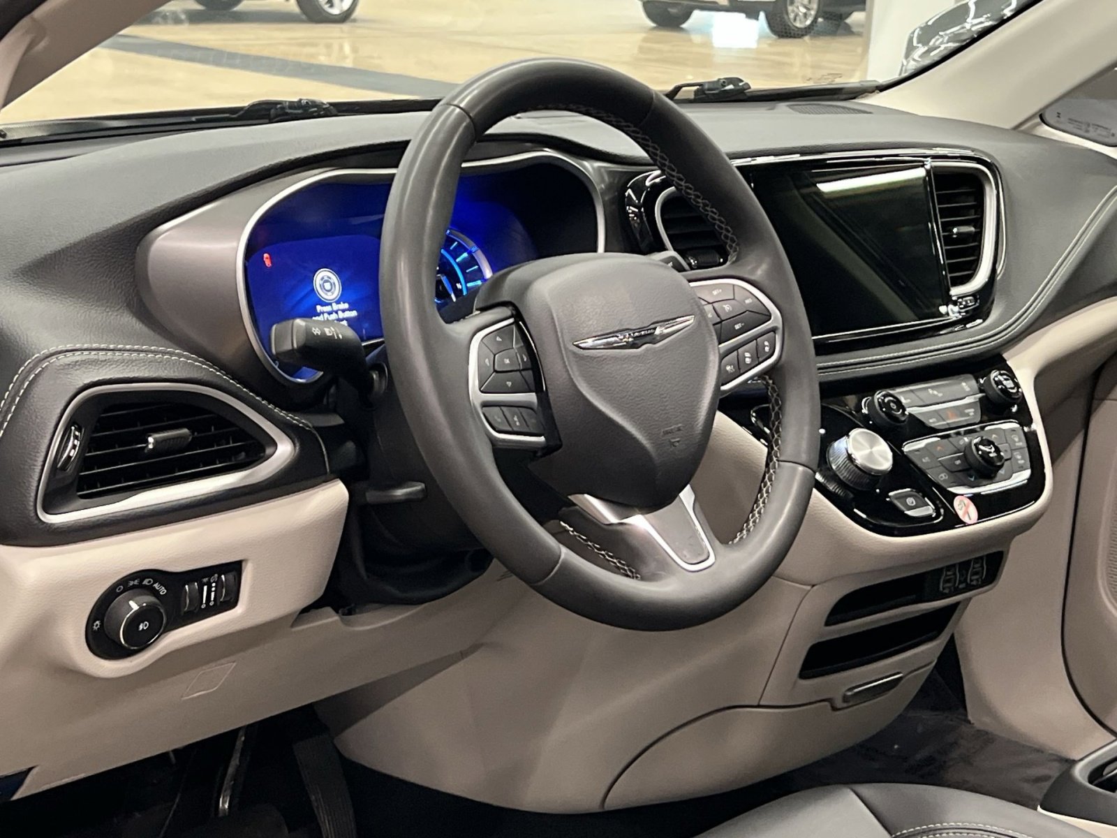 Used 2024 Chrysler Pacifica Select image 14